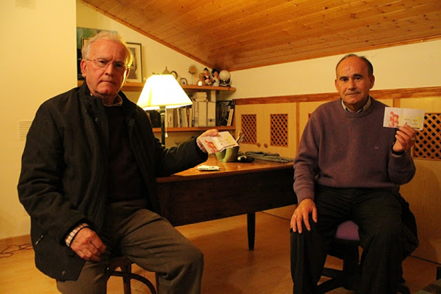Los dos hermanos posan con sus recuerdos de The Beatles.