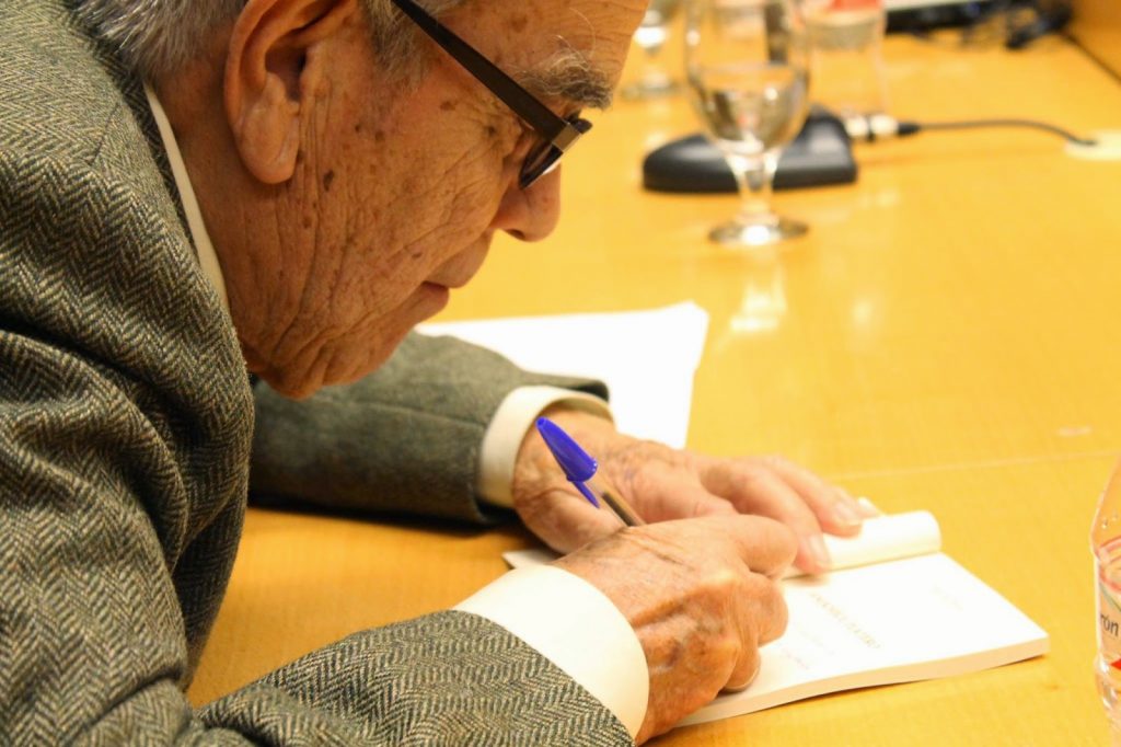 Jorge Cela Trulock firma un ejemplar.
