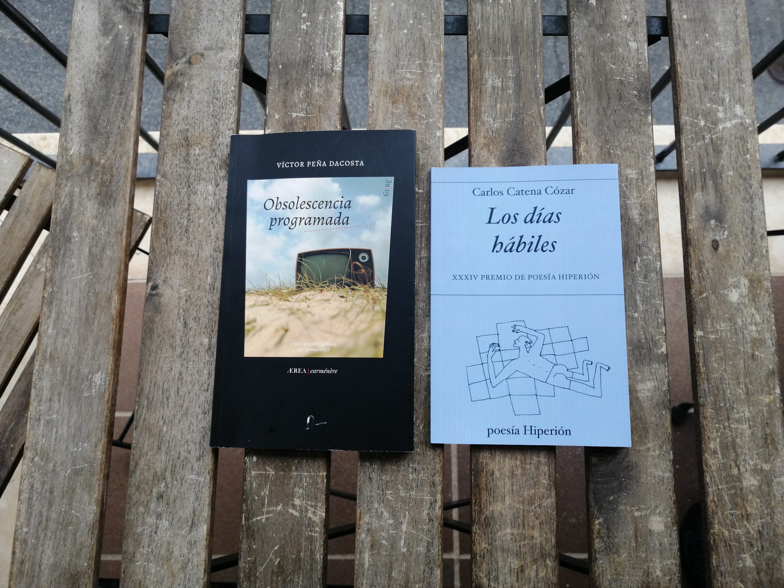 Libros como papeles periódicos.